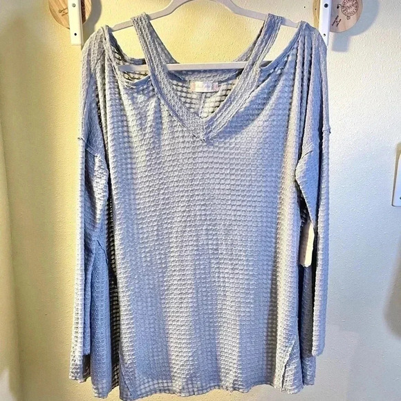 Altar’d State Top Sz L Cold Shoulder Waffle Knit Gray Long Sleeve Flowy NWT - Picture 1 of 7